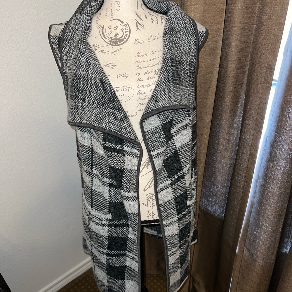 Yaria sweater vest size XL new with tag
